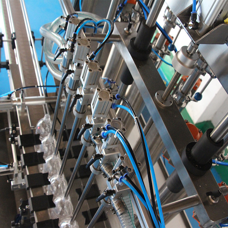 तेल भरण्याचे यंत्र